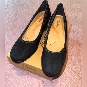 Trotters Women's Black Suede Wedge in 9 NARROW Winnie